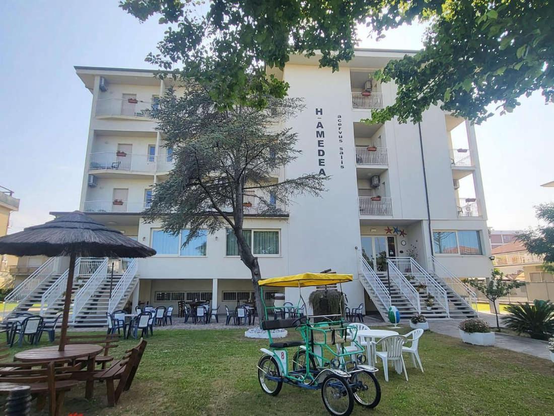 Hotel Amedea Cervia Exteriör bild